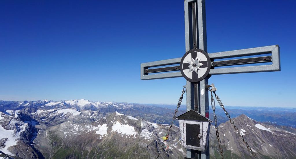 Foto della croce sulla cima del Großes Wiesbachhorn.