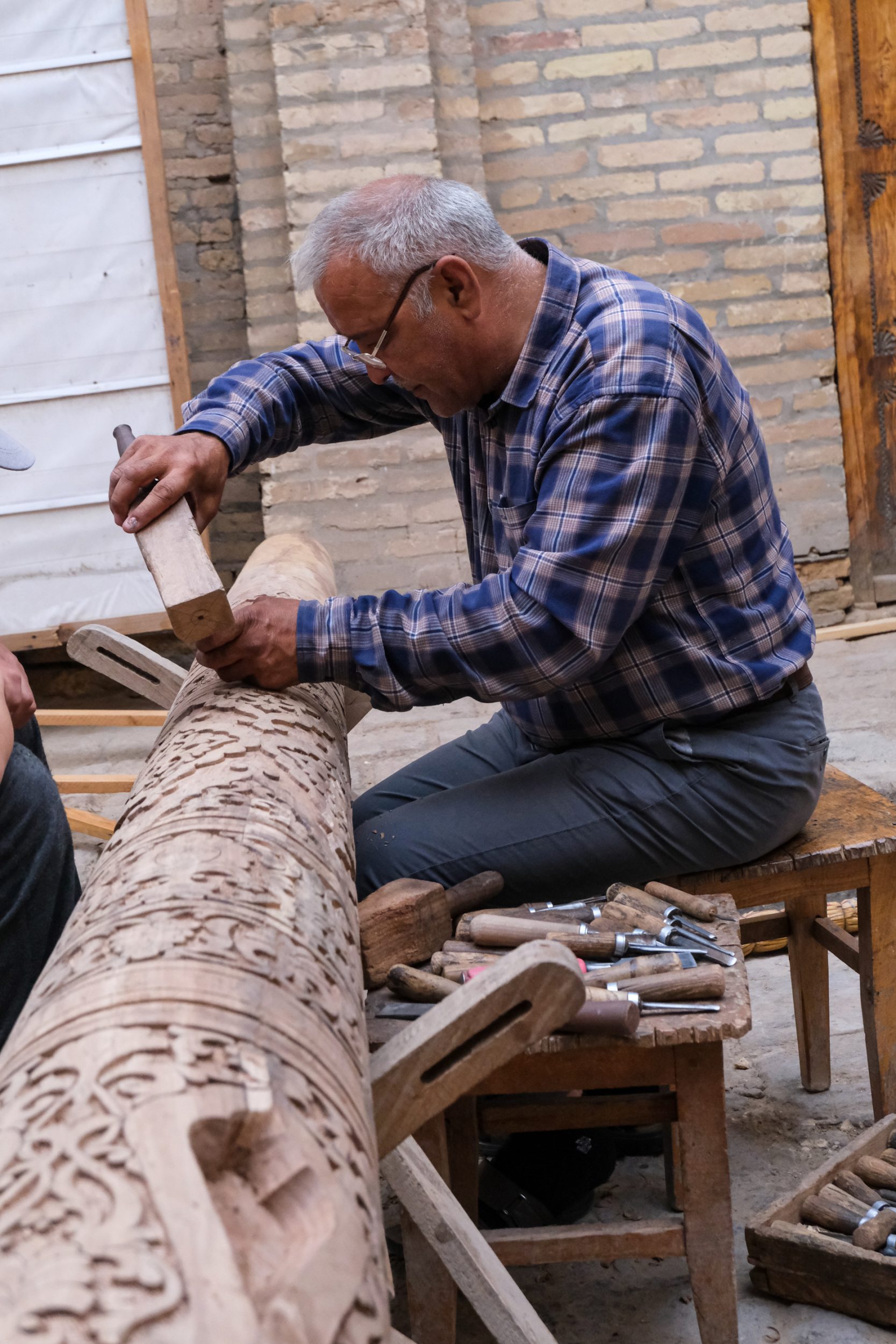 Artigiano intaglio legno Khiva